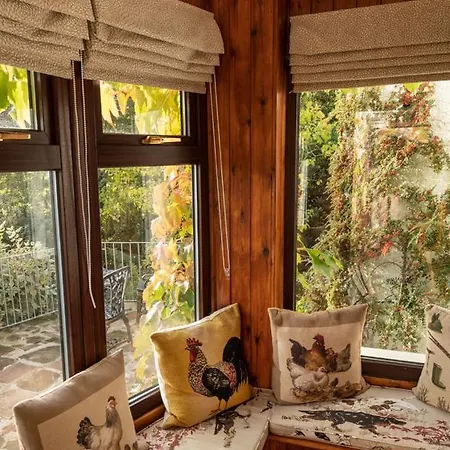 Holly Cottage. Romantic Getaway. Tourist Base. Harker