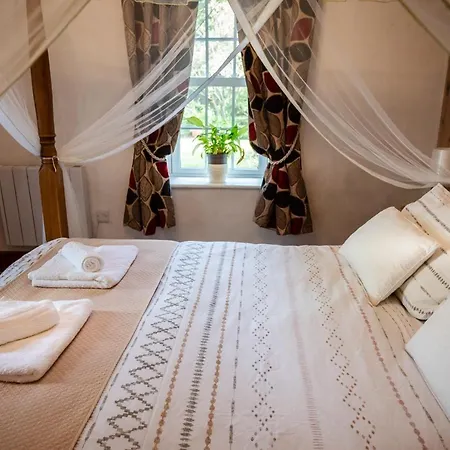 Holly Cottage. Romantic Getaway. Tourist Base.