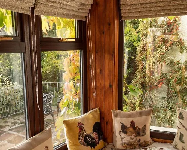 Holly Cottage. Romantic Getaway. Tourist Base. Harker