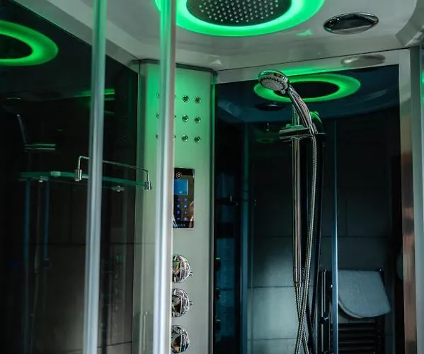 Holly Cottage. Romantic Getaway. Tourist Base.