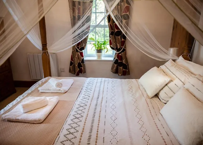 Holly Cottage. Romantic Getaway. Tourist Base.